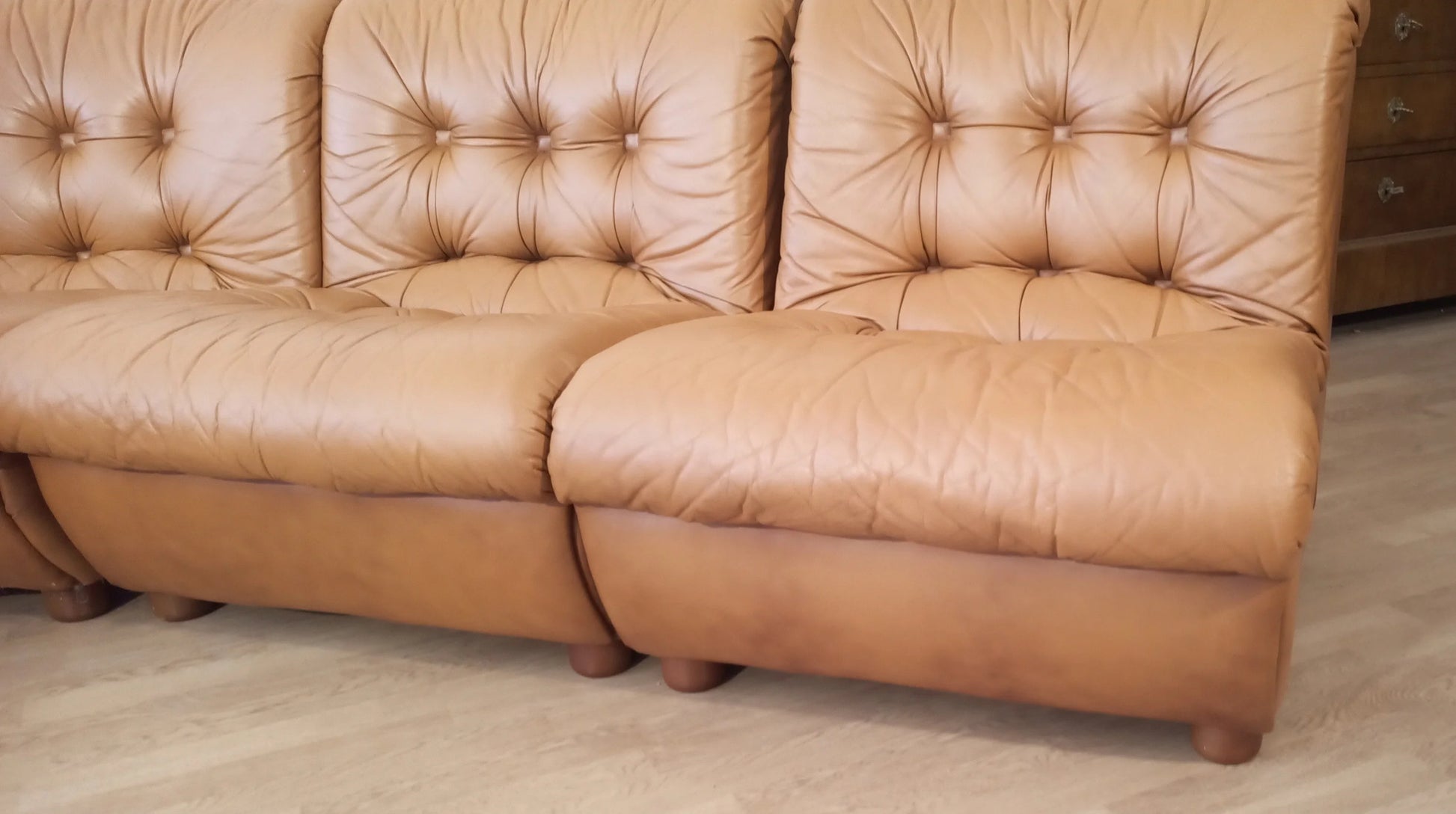 Divano modulare vintage in pelle cognac con sezioni curve tufted in pelle tan anni 70 italiane