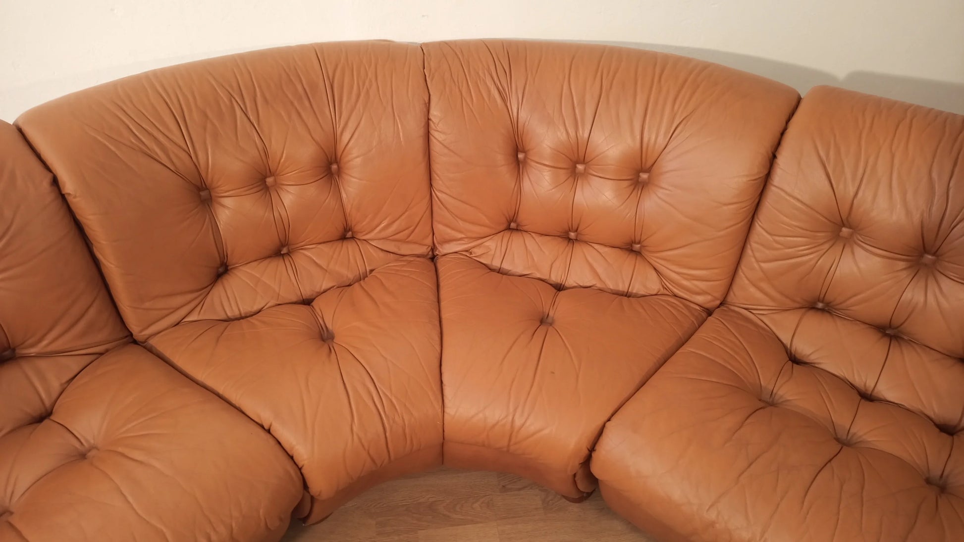 Divano modulare vintage in pelle cognac anni 70 con schienale curvo e cuscini capitonnè in pelle marrone tan