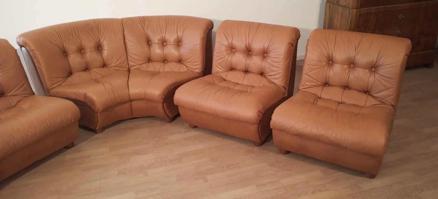Curved divano modulare vintage in pelle cognac con imbottitura capitonnè marrone anni 70 italiano set di 5