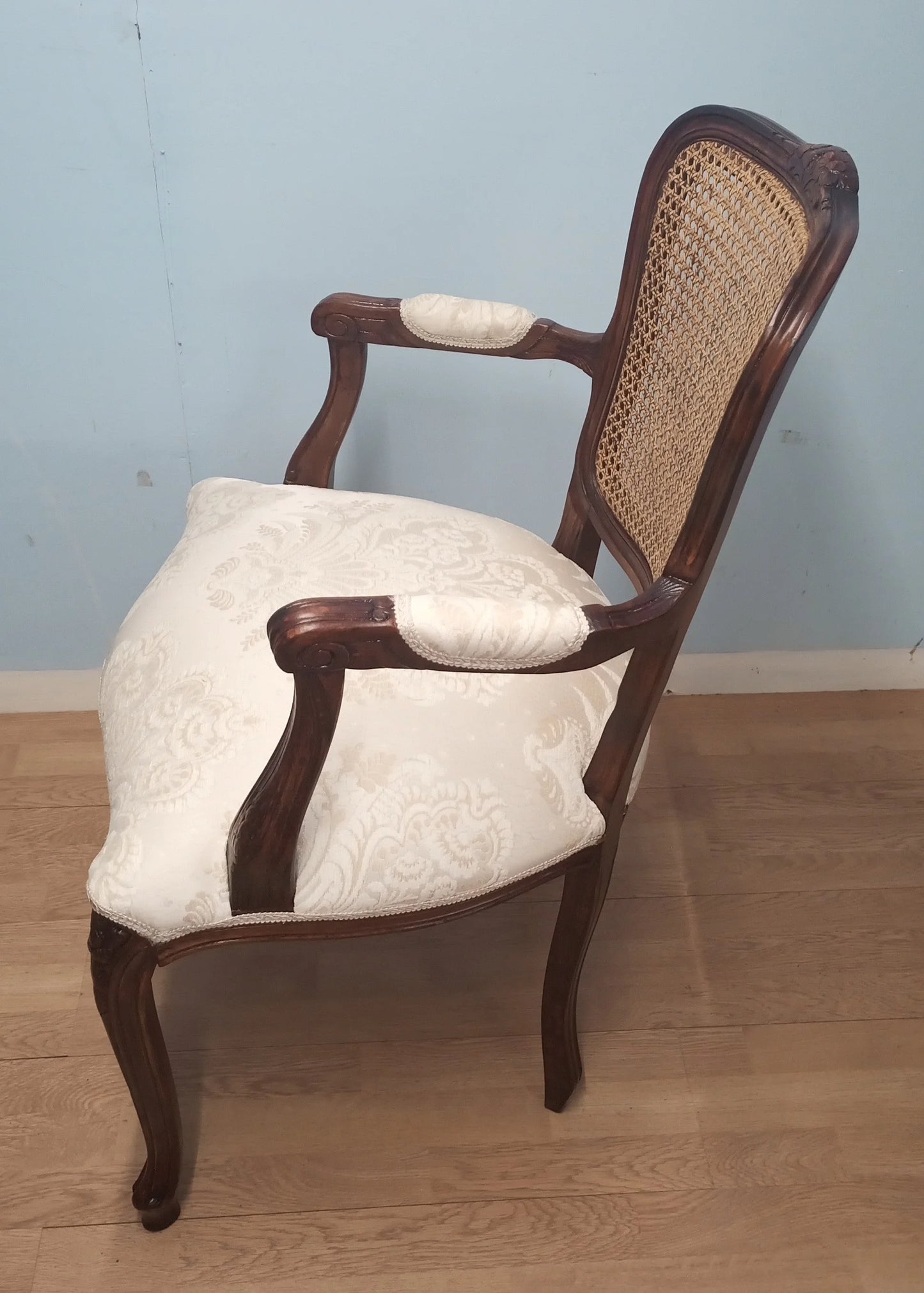 Poltrona a pozzetto in noce vintage restaurata con schienale in paglia di vienna e rivestimento bianco elegante