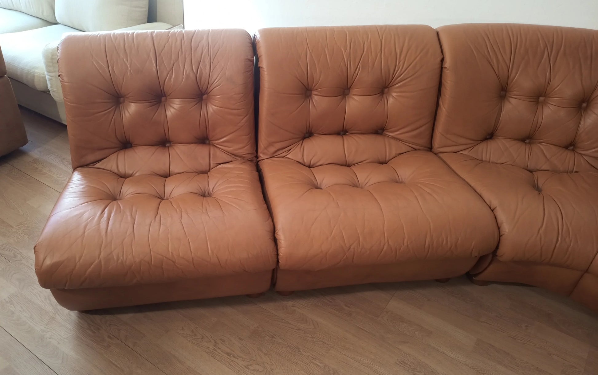 Divano modulare vintage in pelle cognac con cuscini capitonnè in pelle marrone anni 70 set di 5