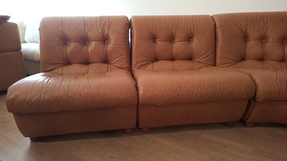Divano modulare vintage in pelle cognac con divano angolare in pelle marrone e cuscini capitonnè anni 70