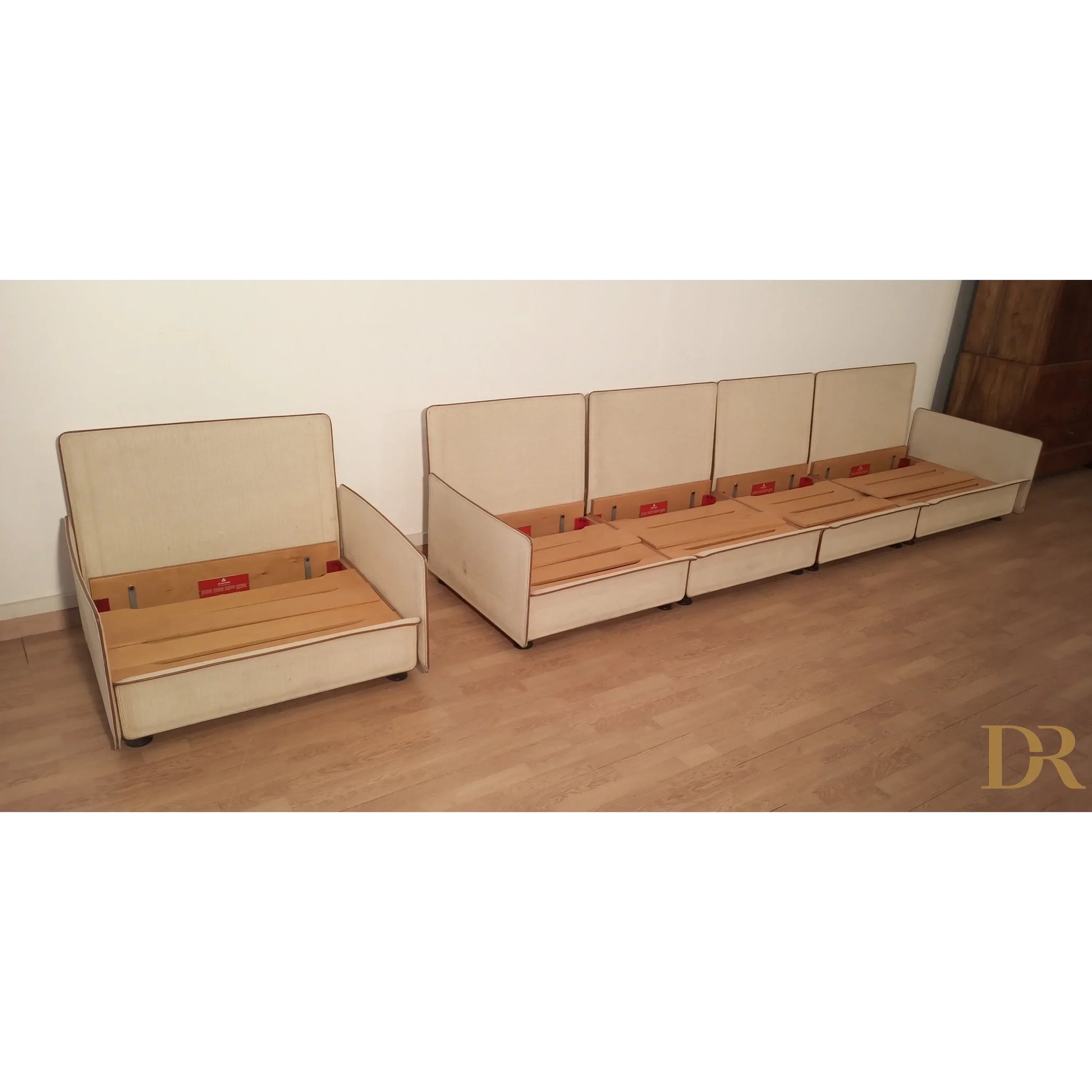 Divano modulare riccardo arbizzoni modello redifiori set con seduta crema e base in legno per zanotta 1978
