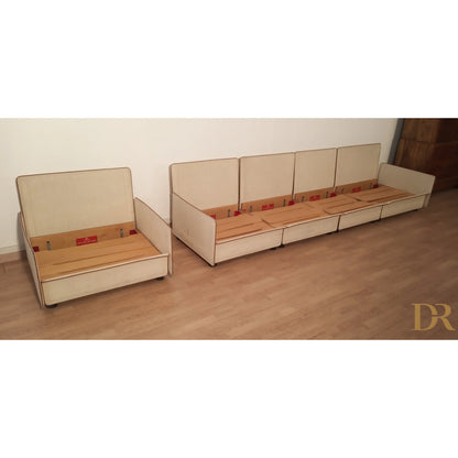 Divano modulare di riccardo arbizzoni modello redifiori set con sedute beige e basi in legno per zanotta 1978