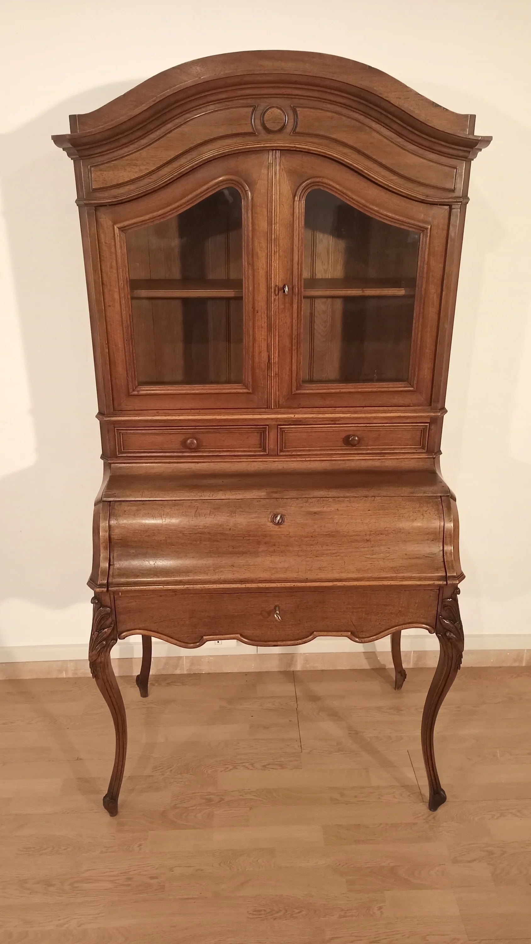 Antica credenza scrittoio in rovere massello con ante a vetro e gambe sagomate restaurata XIX secolo