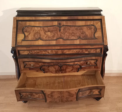 Cassettiera ribalta lombarda settecentesca originale in legno intagliato con piano scrittoio a ribalta e pannelli decorativi