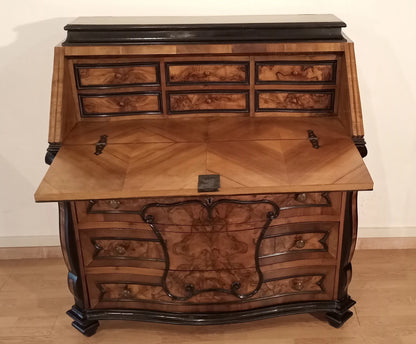 Cassettiera ribalta lombarda settecentesca originale in legno intagliato con fronte curvo e cassetti multipli restaurata