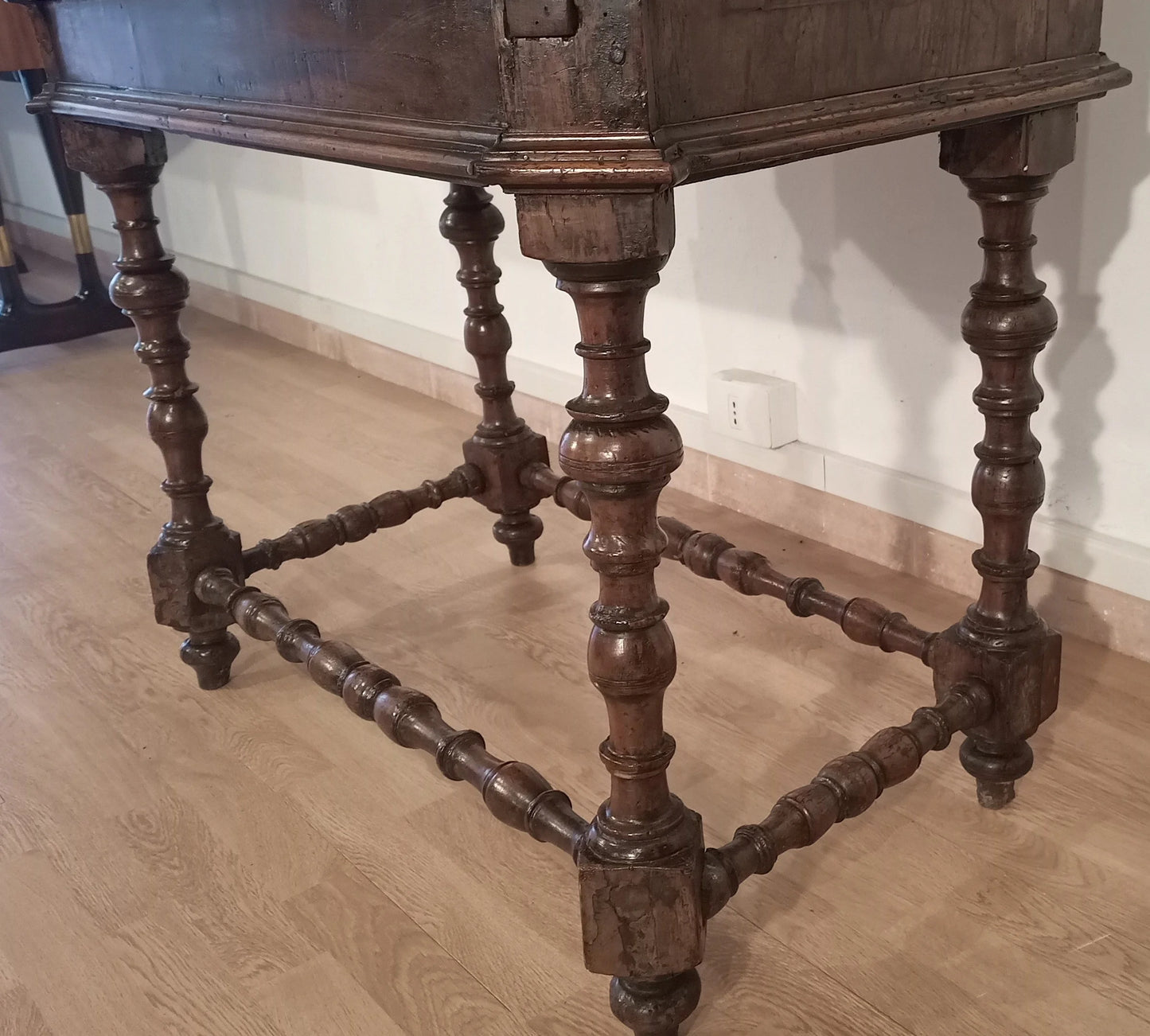 Scrivania a ribalta xviii secolo in legno antico con gambe e traverse tornite finemente intarsiate