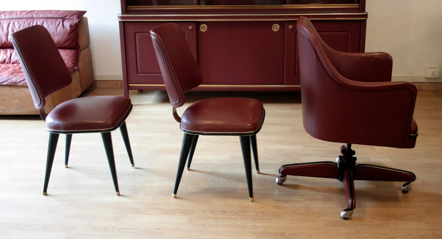 Set scrivania e tre sedie di umberto mascagni in similpelle bordeaux con dettagli in ottone, design italiano anni 50