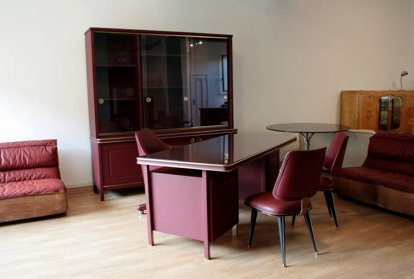 Set scrivania ministeriale disegnata da umberto mascagni in similpelle bordeaux con tre sedie e dettagli in ottone