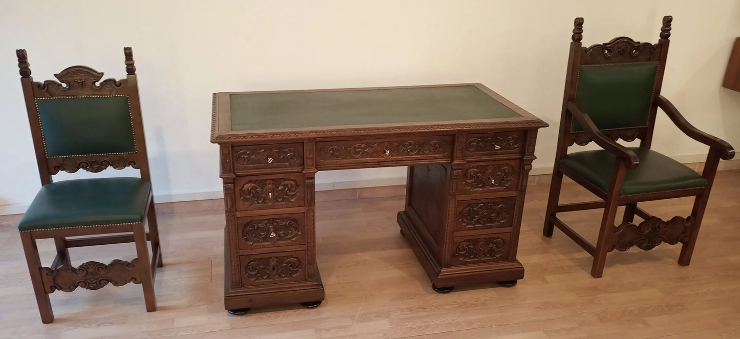Scrivania studio stile eclettico in noce con piano in pelle verde e numerosi cassetti per set ministeriale ufficio