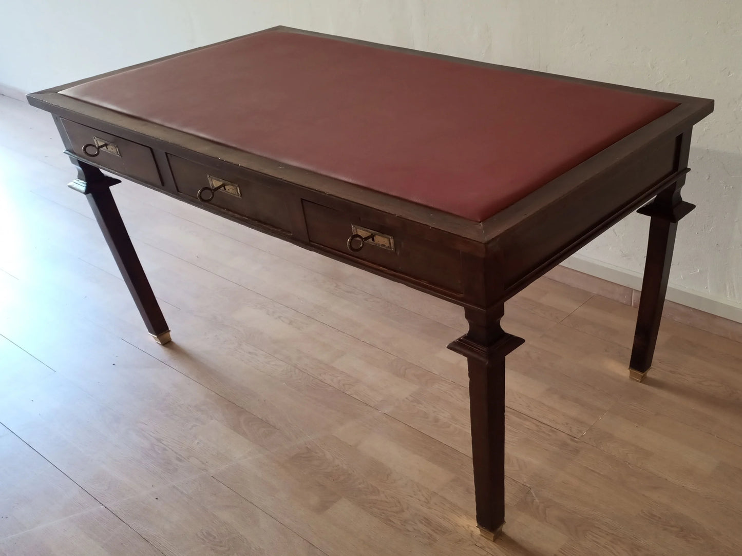 Scrivania stile impero noce con piano in pelle rossa e tre cassetti a vista con piedini in ottone