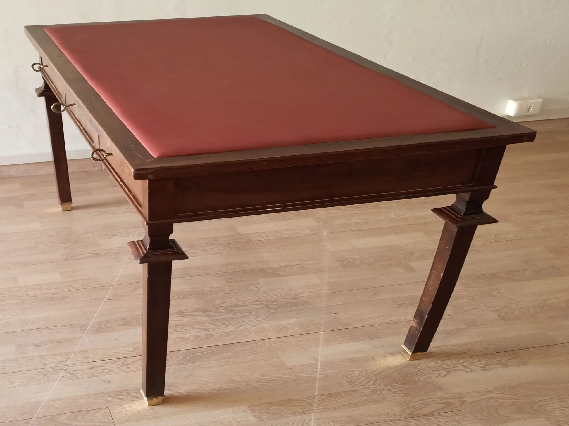 Scrivania stile impero in noce con piano in pelle burgundy e piedini in ottone su tavolo in legno scuro