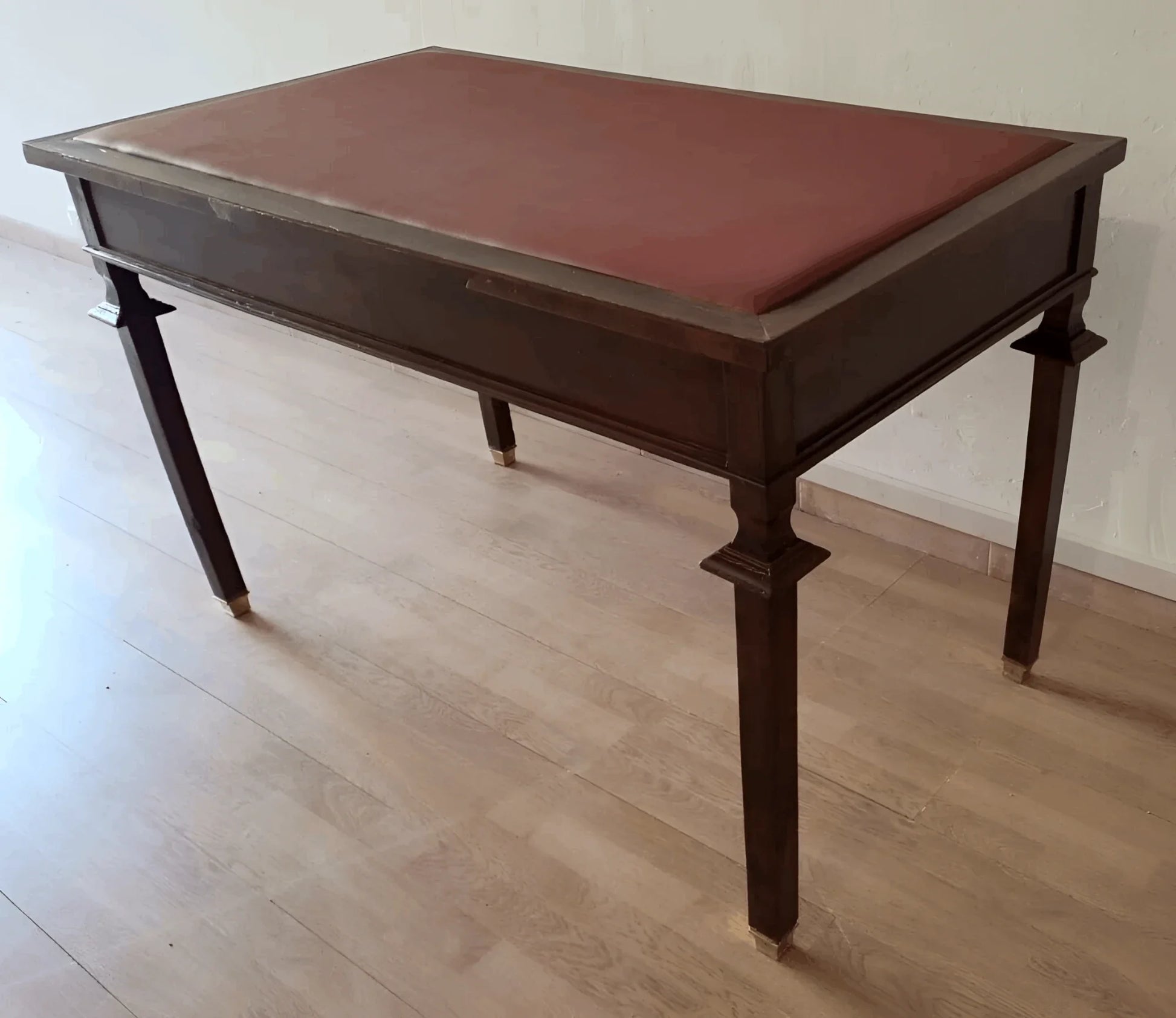 Scrivania stile impero in noce con piano in pelle rossa e piedini in ottone dal design ottocento elegante