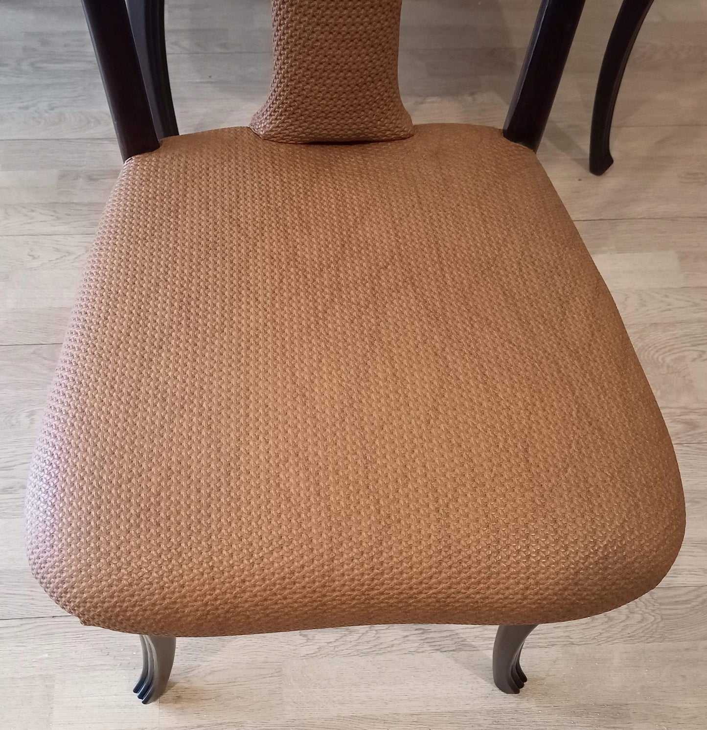 Sedia pranzo vintage con seduta in pelle color cuoio e gambe in legno scuro design mid century anni 50