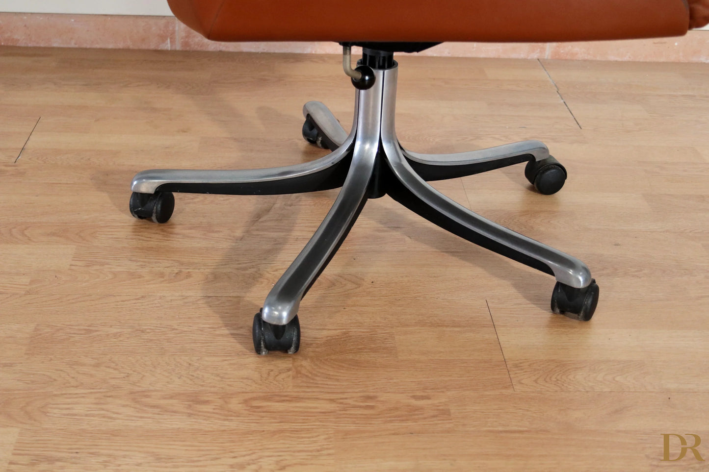 Chrome five-star base with black wheels under p126 executive osvaldo office chair tecno p126