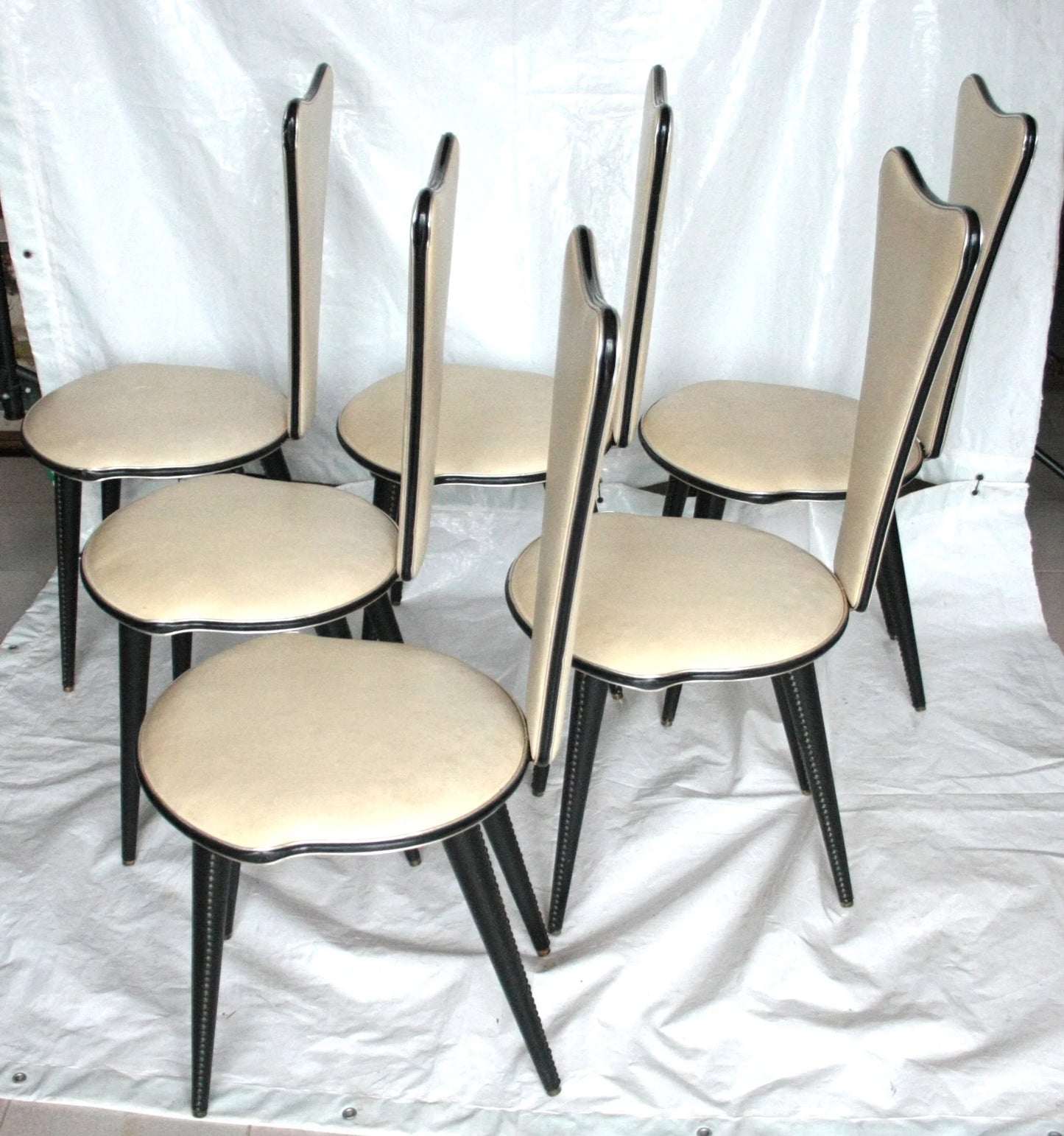Set 6 sedie umberto mascagni anni 60 italiane in ecopelle bianca con design triangolo irregolare crema
