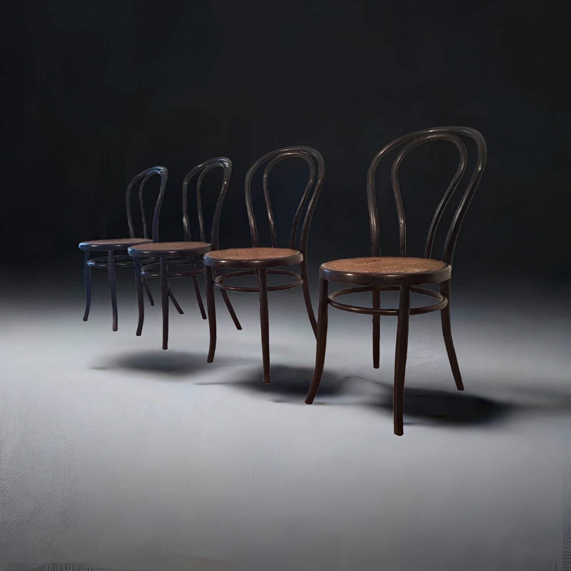 Set of 4 dining chairs in bent beech in the Thonet Italia style with an elegant and resistant structure.
