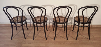 Four bent beech dining chairs with curved backrest and straw seat, Thonet Italia set