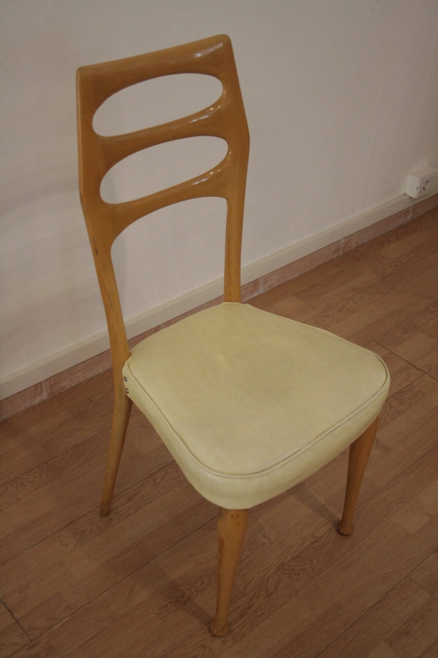 Sedia da pranzo in legno con seduta imbottita e schienale ovale a intagli, set di 6 vittorio dassi anni 50