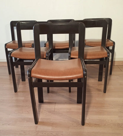 Quattro sedie da pranzo vintage in legno nero con sedili in pelle marrone in set di 6 anni 70