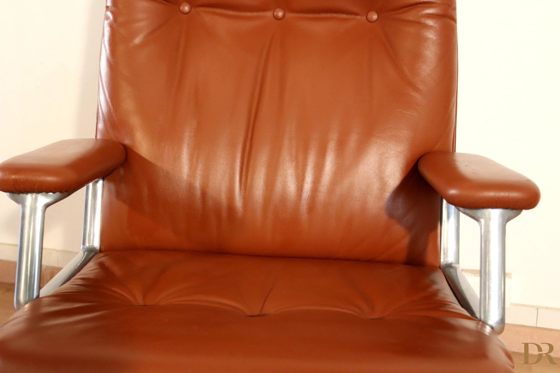 Tecno P126 office chair in brown leather with tufted backrest and chromed metal frame by Osvaldo Borsani