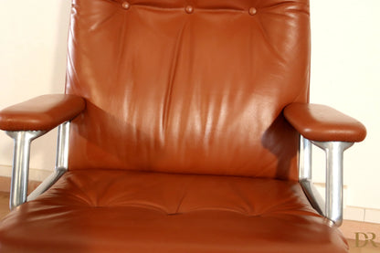 Tecno P126 office chair in brown leather with tufted backrest and chromed metal frame by Osvaldo Borsani