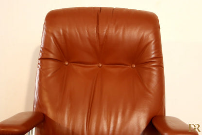 The Tecno p126 executive office chair in brown leather with a tufted backrest designed by Osvaldo Borsani combines industrial aesthetics