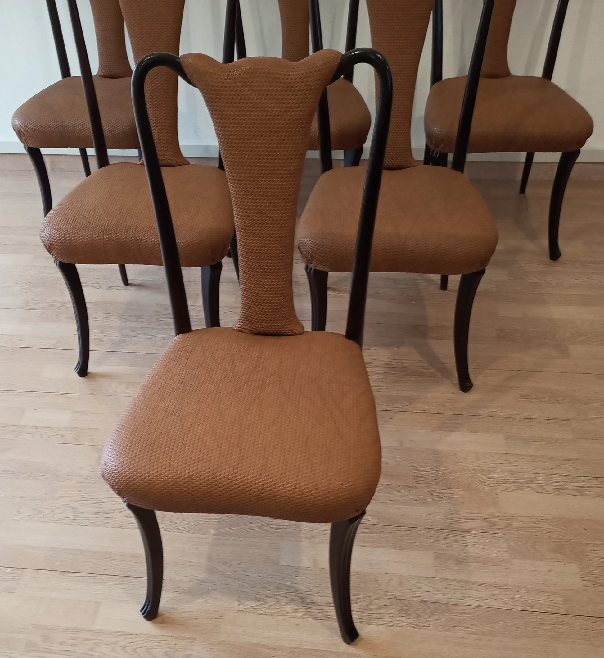 Sedia pranzo design vintage anni 50 con gambe curve scure e rivestimento in pelle color cuoio per sedie palissandro
