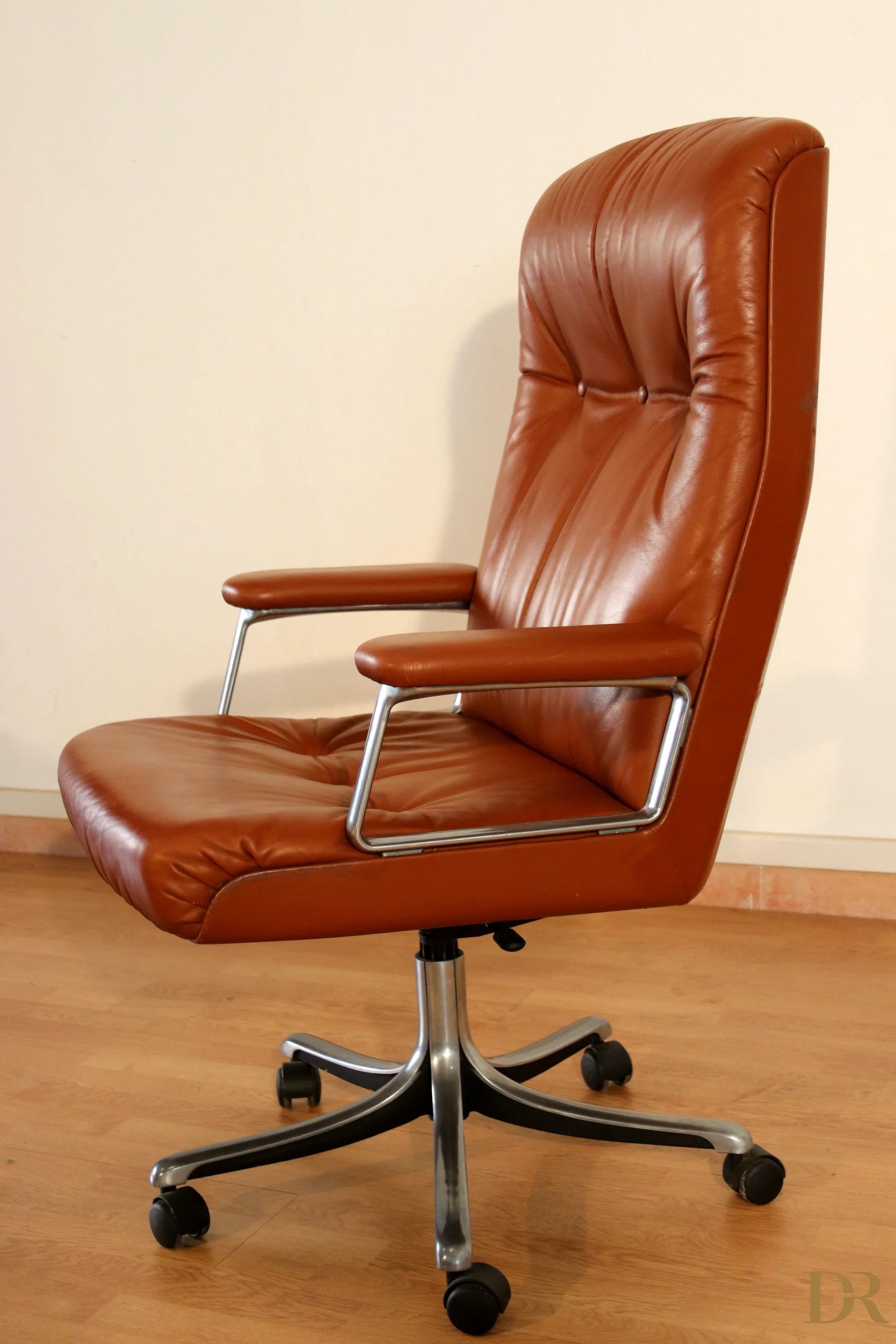 The Tecno P126 brown leather executive office chair with chrome frame combines the industrial aesthetics of Osvaldo Borsani.