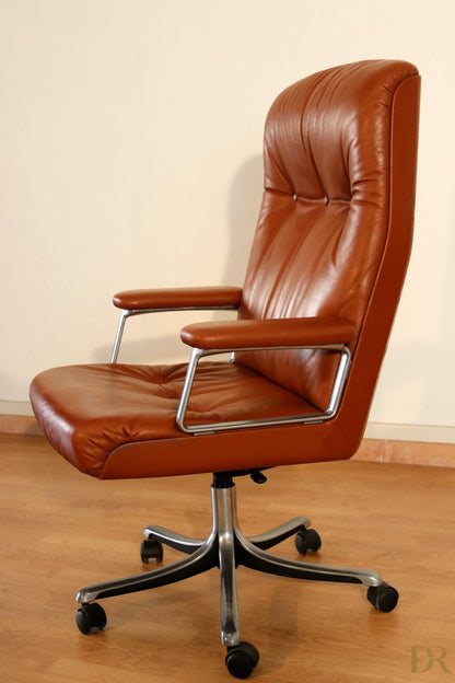 The Tecno P126 brown leather executive office chair with chrome frame combines the industrial aesthetics of Osvaldo Borsani.