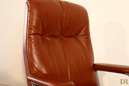 Tecno P126 executive office chair with tufted backrest in brown leather and chrome frame by Osvaldo Borsani