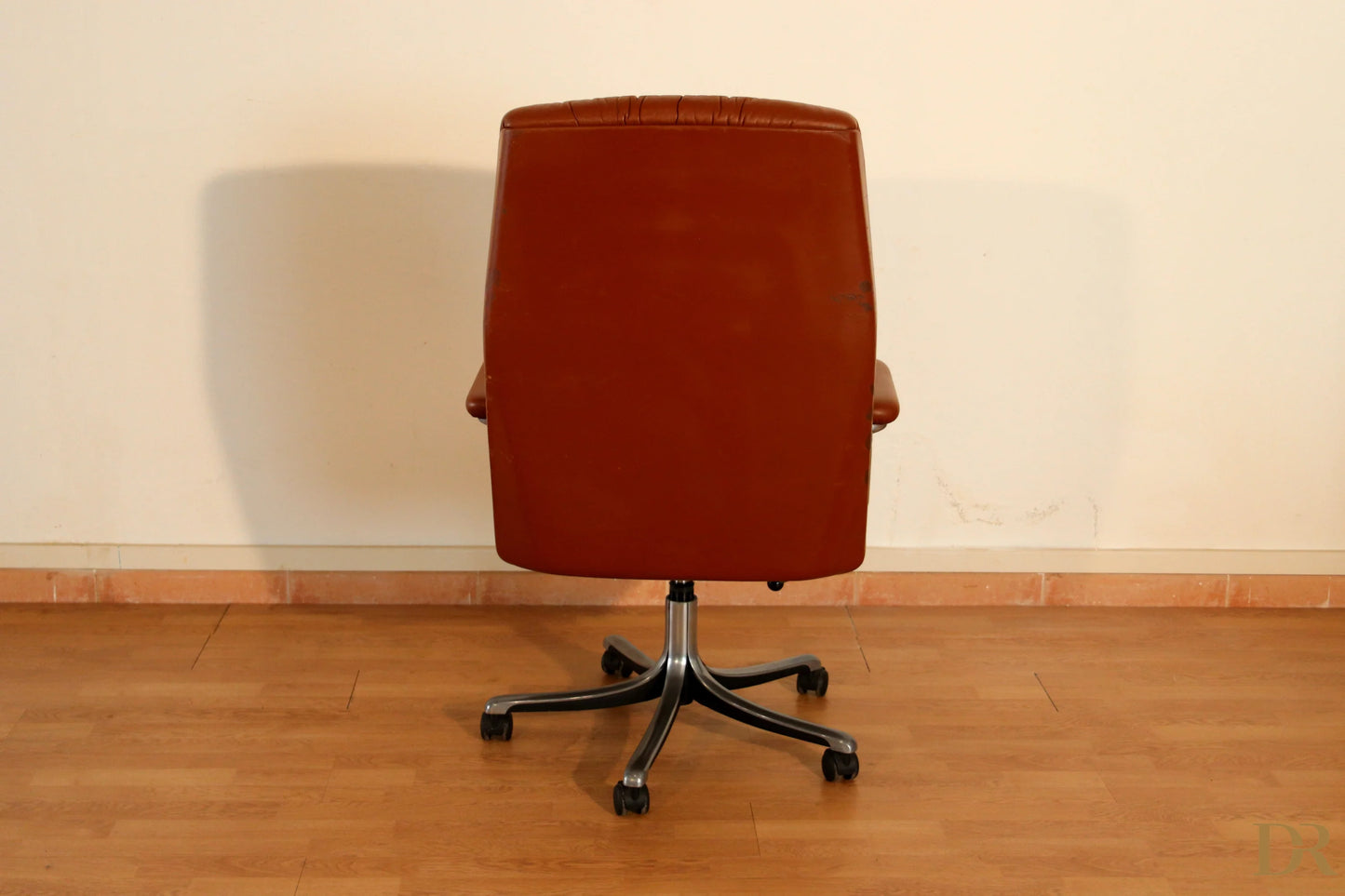 The p126 executive osvaldo brown leather executive office chair with chrome base combines industrial aesthetics.