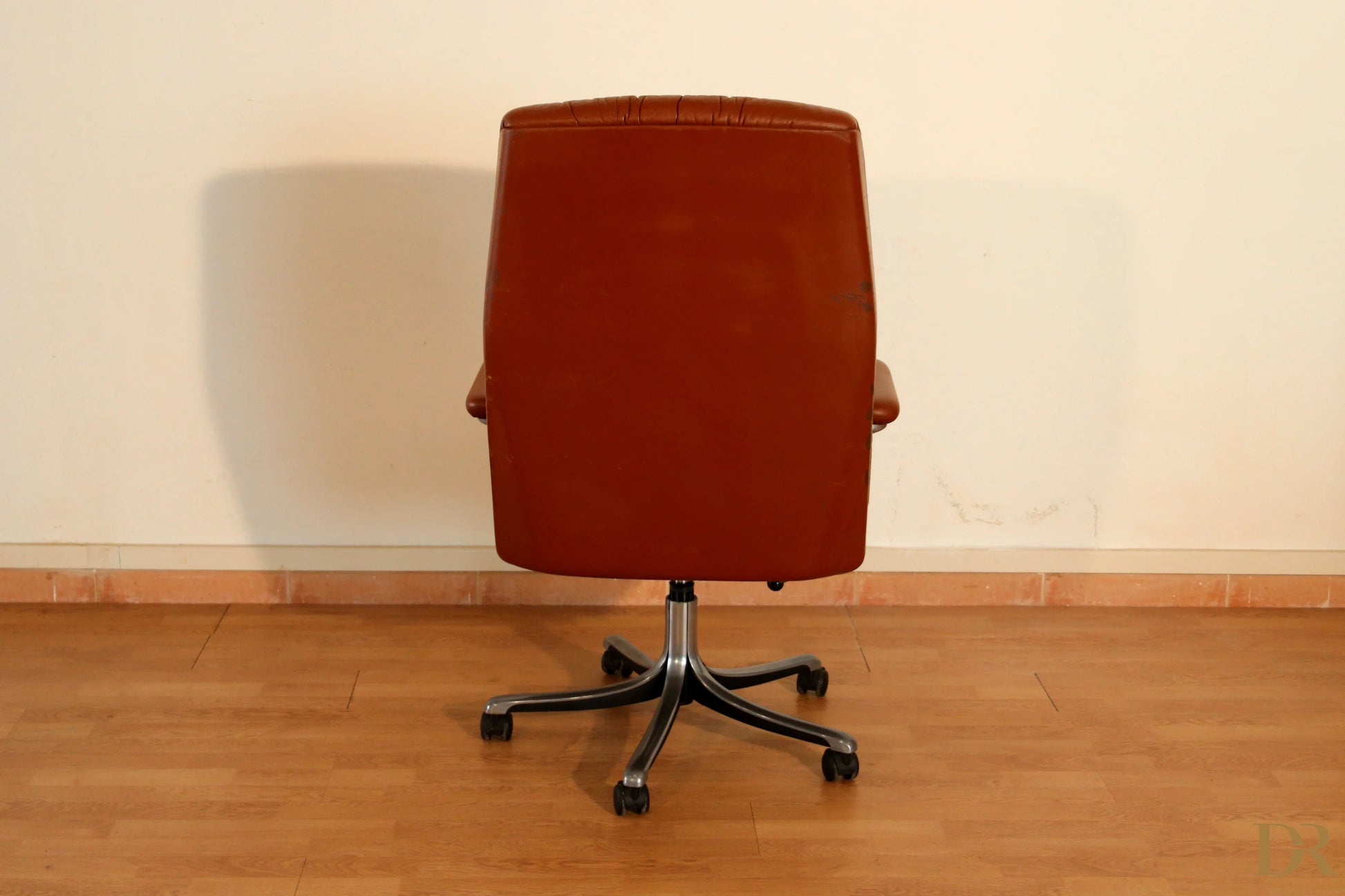 The p126 executive osvaldo brown leather executive office chair with chrome base combines industrial aesthetics.