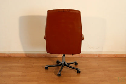The p126 executive osvaldo brown leather executive office chair with chrome base combines industrial aesthetics.
