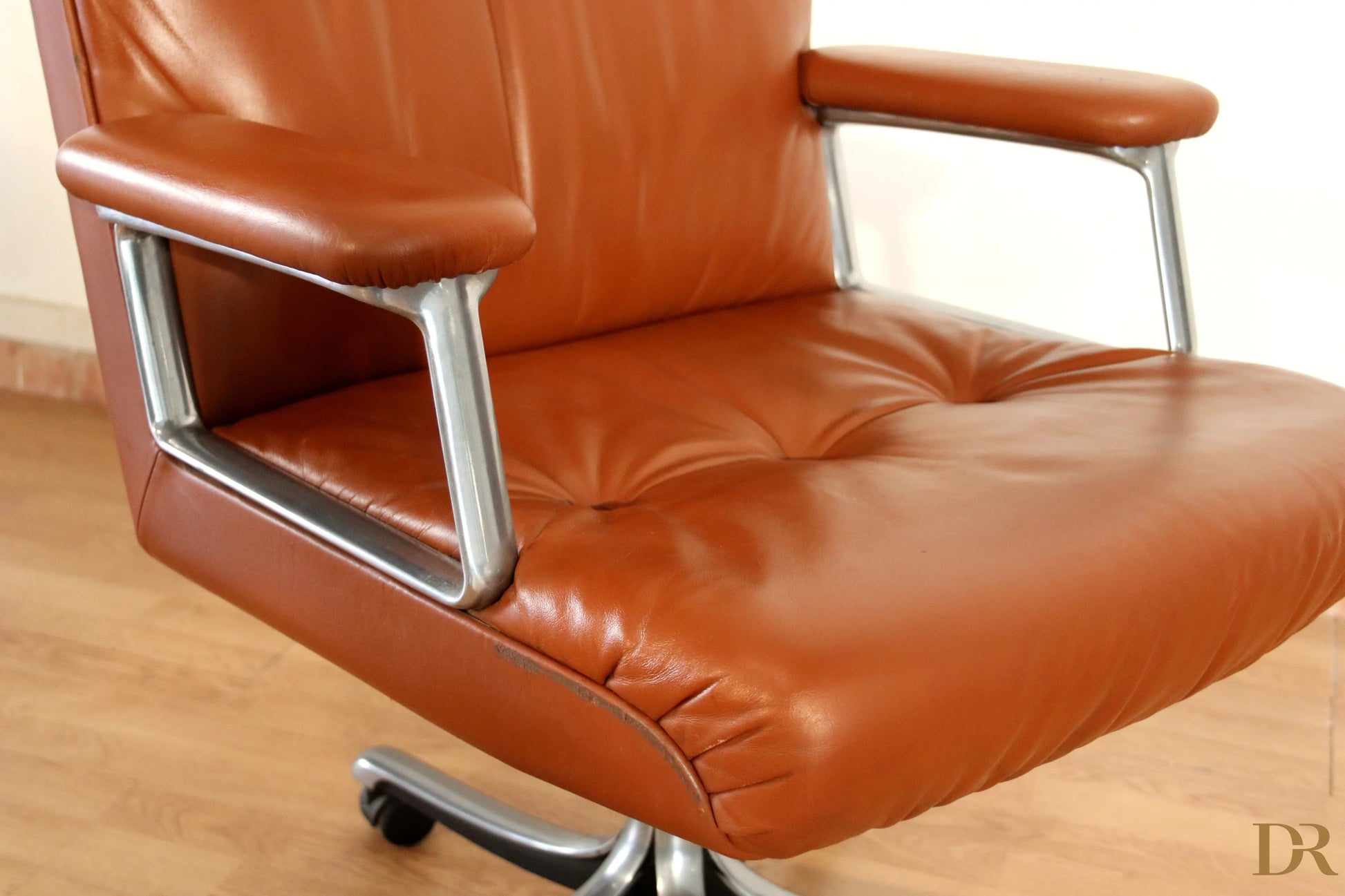The Tecno P126 executive office chair with a chromed frame and brown leather combines the industrial aesthetics of Osvaldo Borsani.