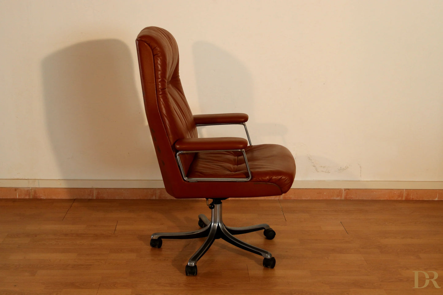 The Tecno P126 executive Osvaldo office chair in brown leather with a chromed metal frame combines industrial aesthetics