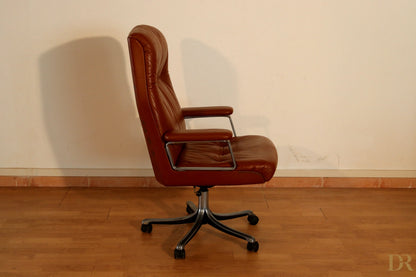 The Tecno P126 executive Osvaldo office chair in brown leather with a chromed metal frame combines industrial aesthetics