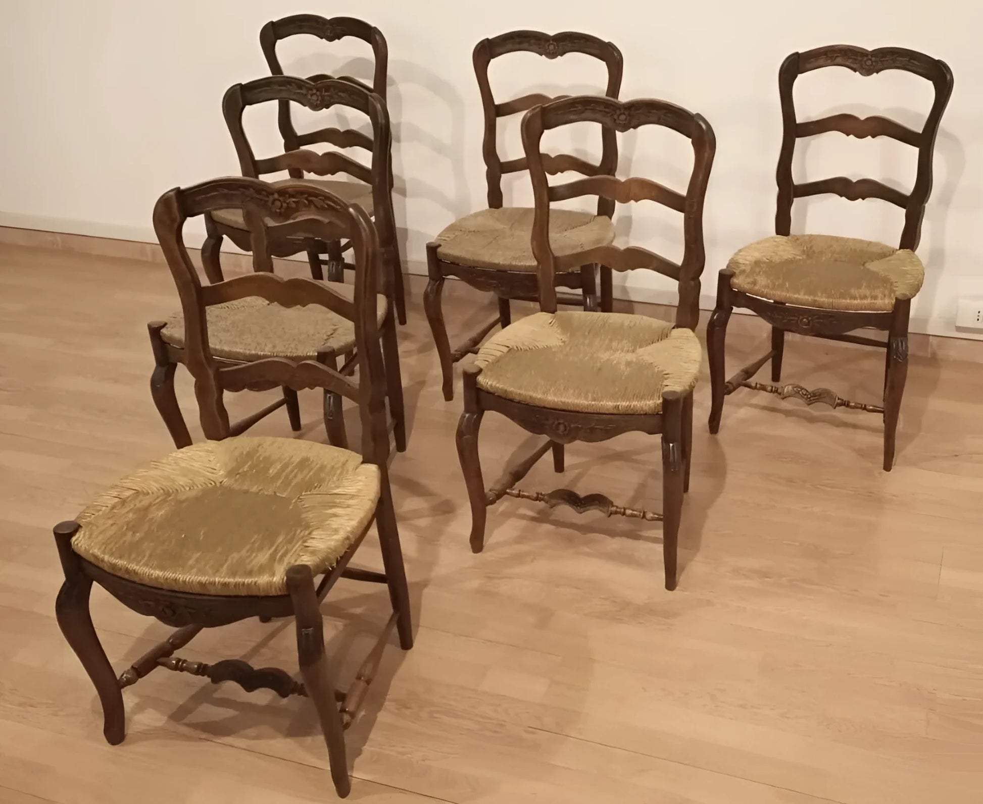 Set di sei sedie provenzali rustiche in rovere massello ottocento con sedute in paglia restaurate in ottime condizioni