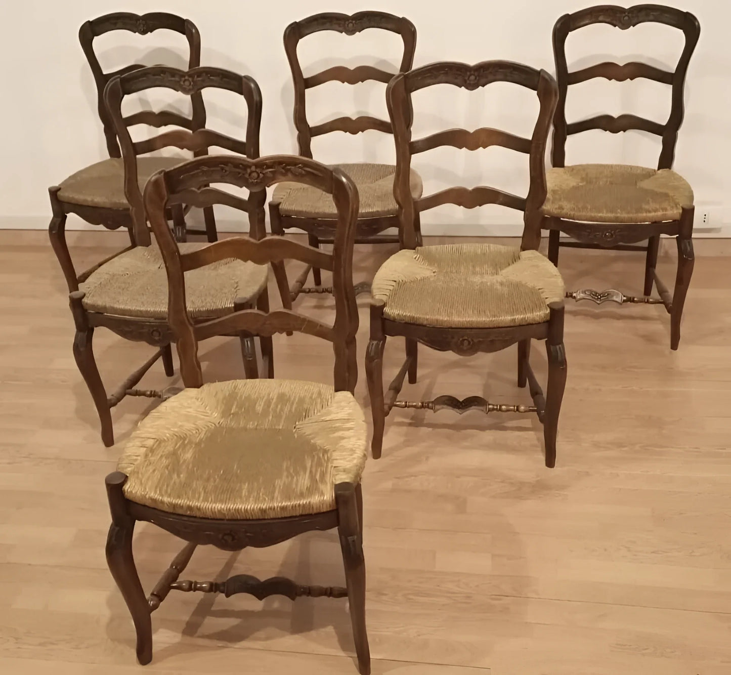 Set di cinque sedie provenzali rustiche in rovere massello ottocento con sedili in paglia restaurate in ottime condizioni