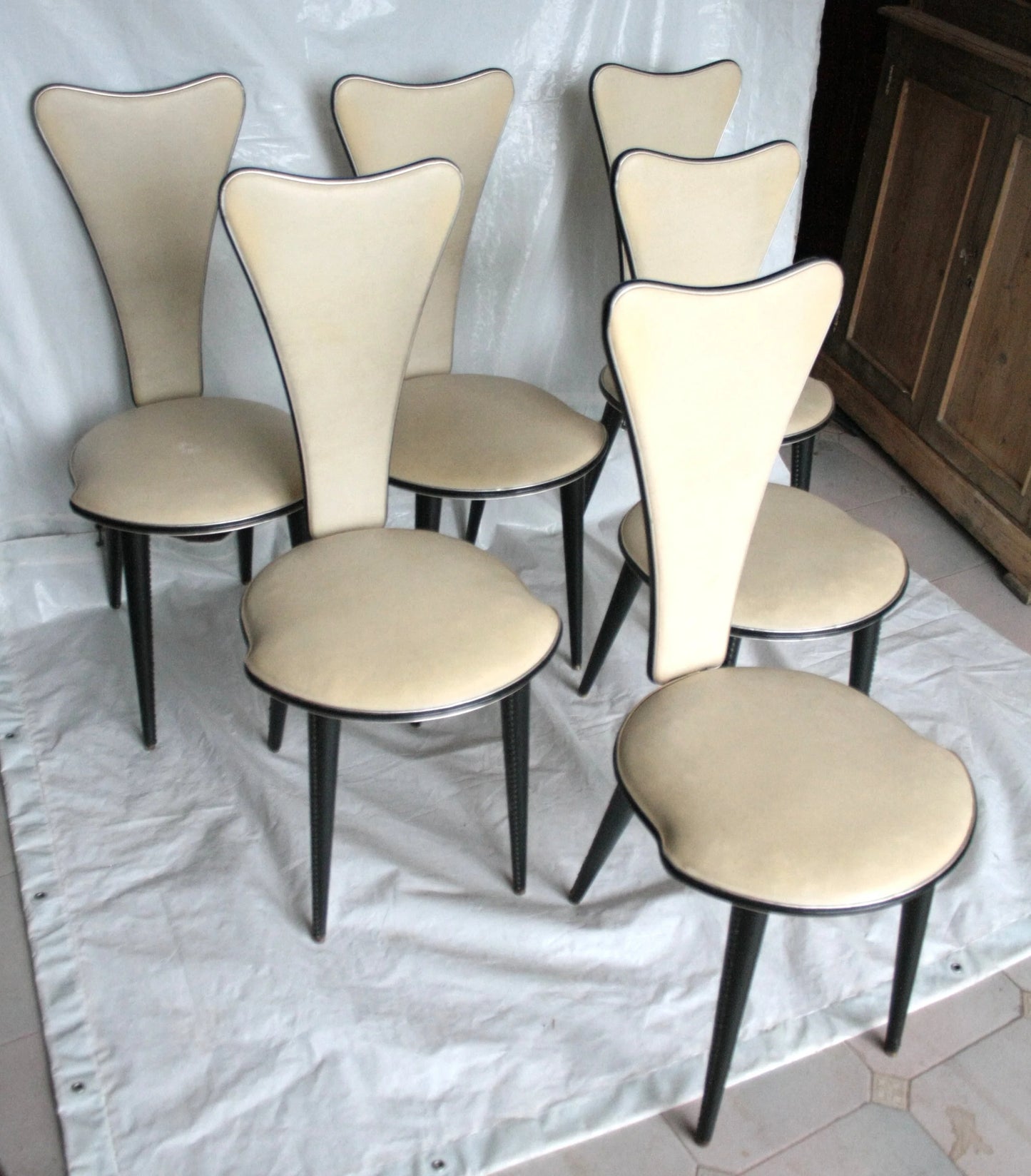Set 6 sedie umberto mascagni anni 60 italia in ecopelle bianca con design triangolo irregolare cream color