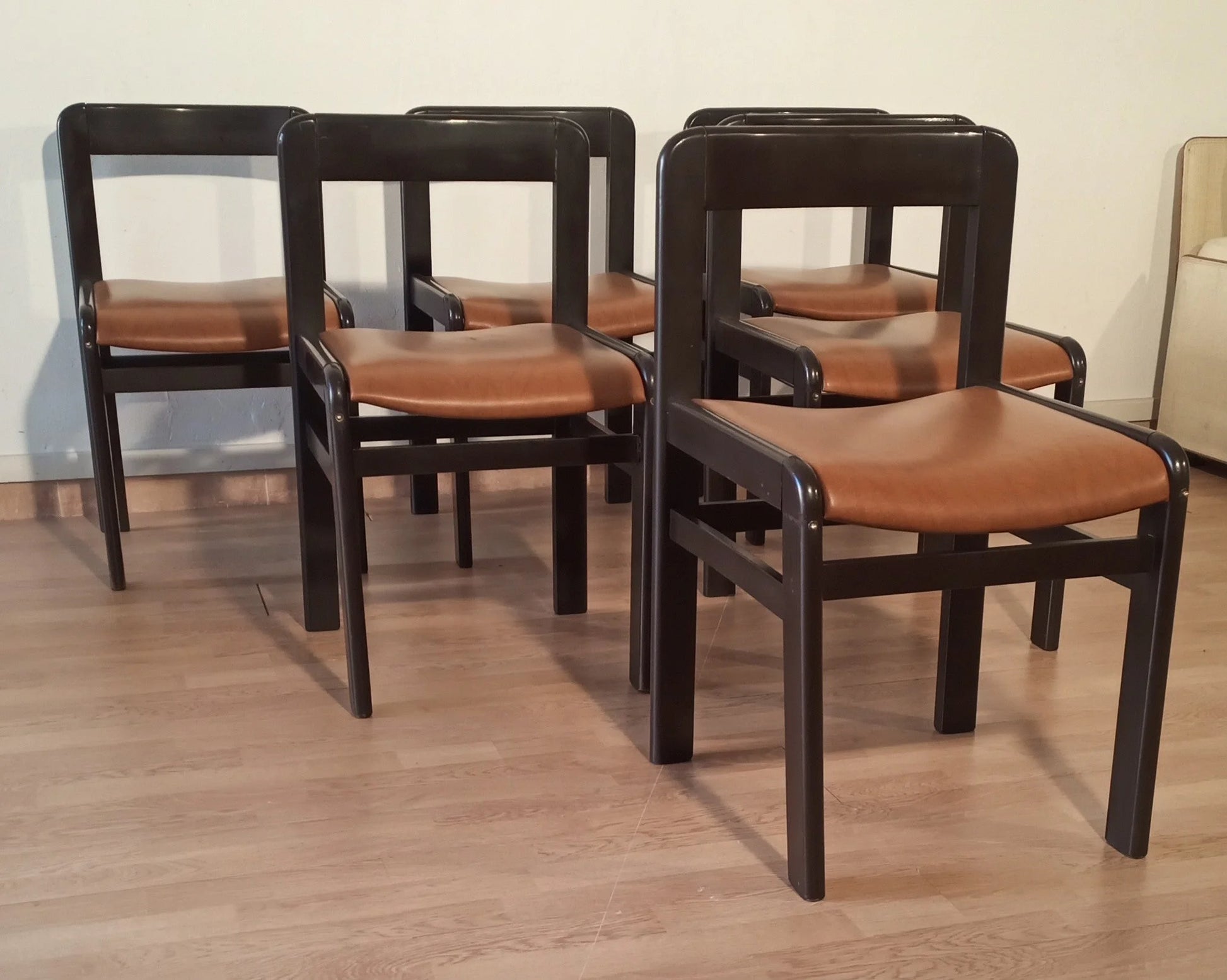 Set di quattro sedie da pranzo vintage anni 70 in legno nero con sedute in pelle marrone