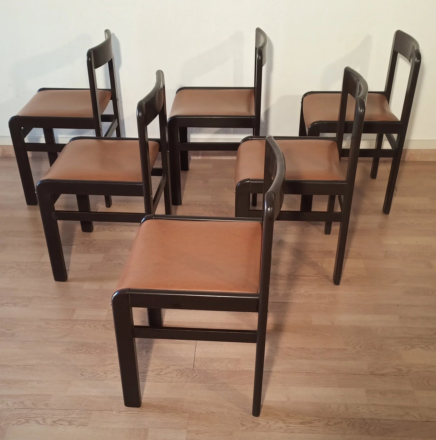 Set di sei sedie da pranzo vintage brutaliste in legno scuro con seduta imbottita marrone anni 70