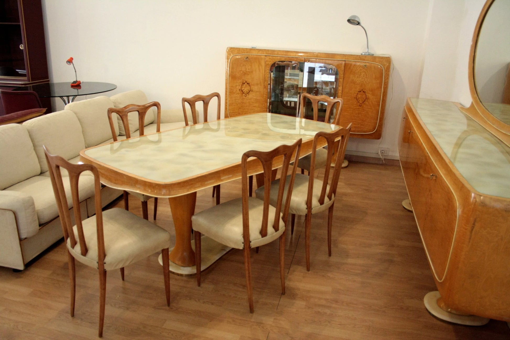 Camera da pranzo mid-century moderna di vittorio dassi anni 50 con tavolo art deco in legno e sedie abbinate elegante