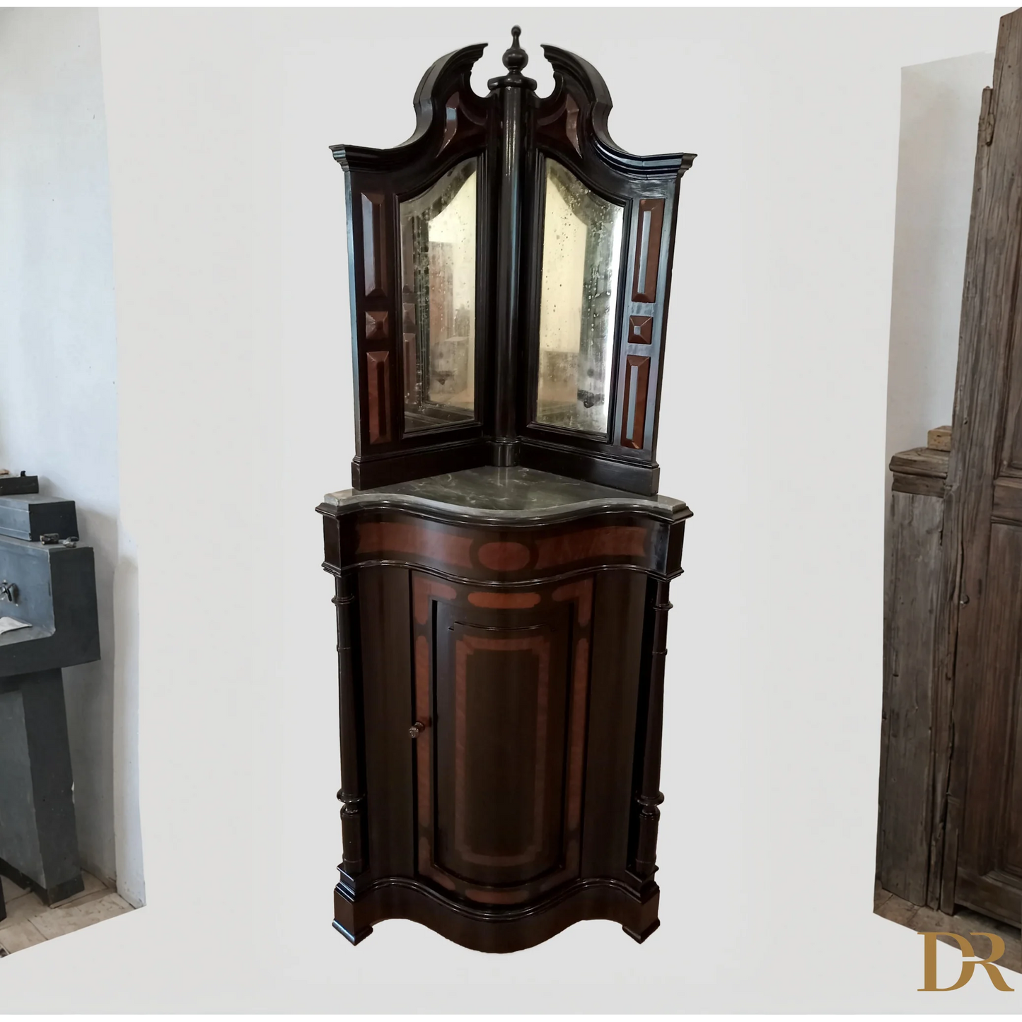 Splendida angoliera in ottime condizioni con cabinet in legno scuro e specchi