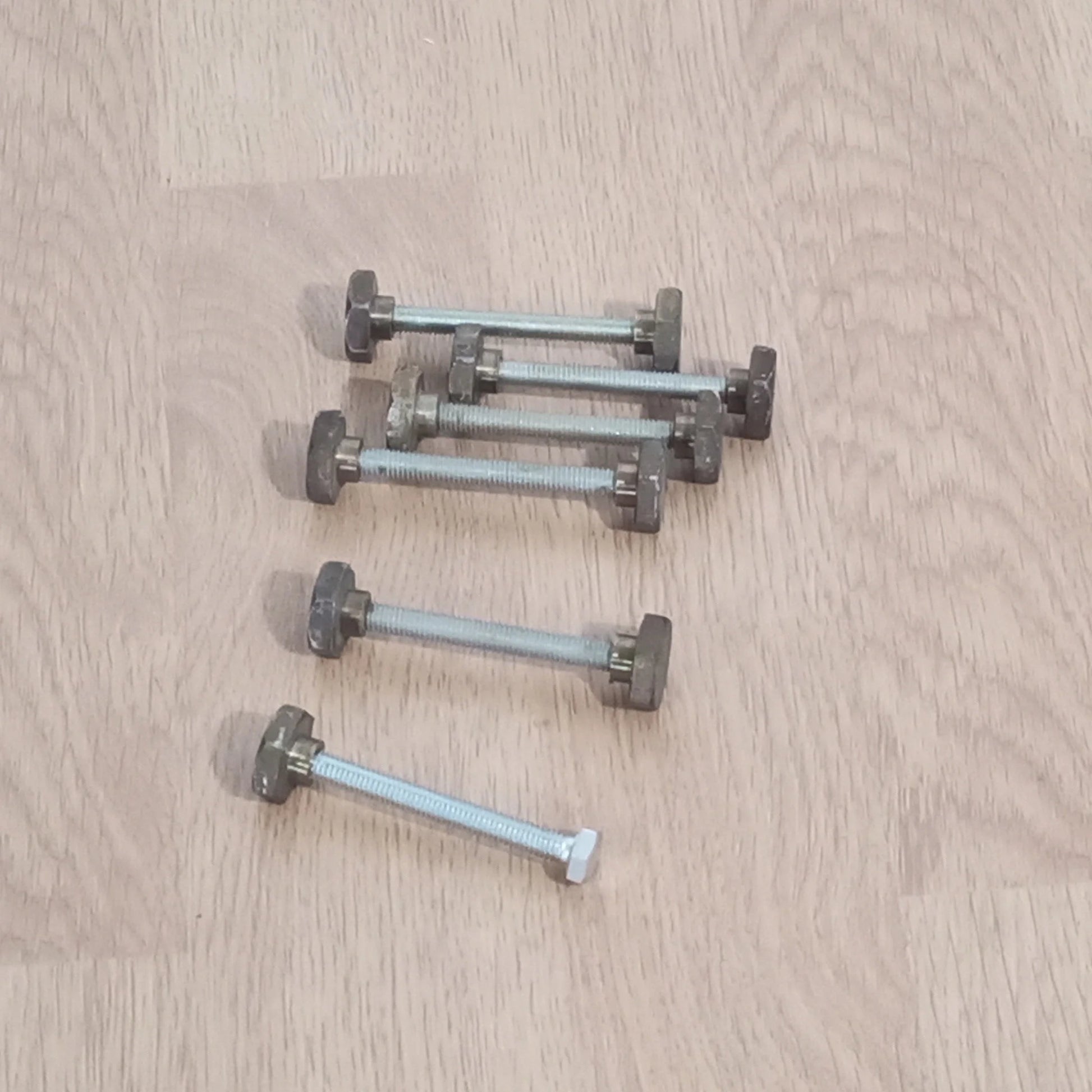 Particolare di bulloni in metallo sul pavimento di legno del tavolo desco vintage di achille castiglioni per zanotta anni 70