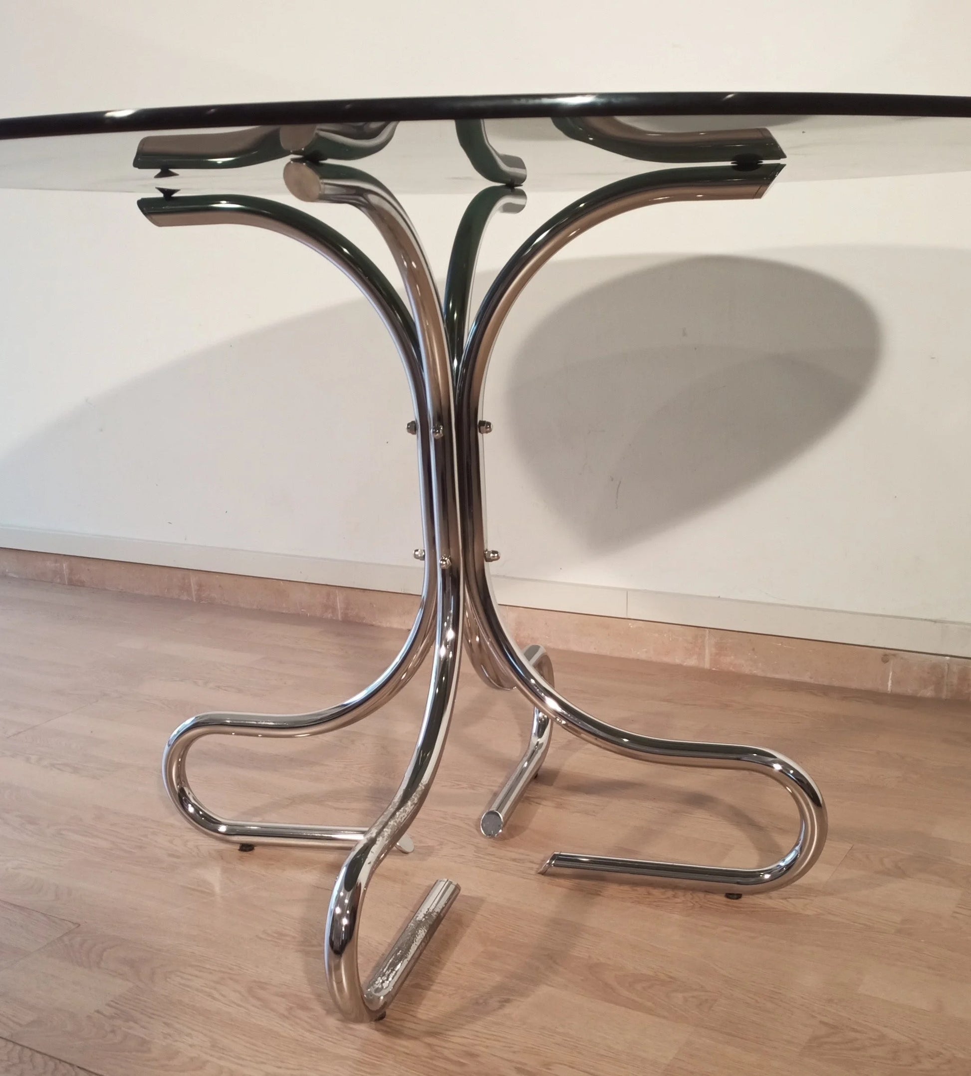 Base tavolino da caffè italia in acciaio cromato con gambe tubolari curve e finitura cromata elegante