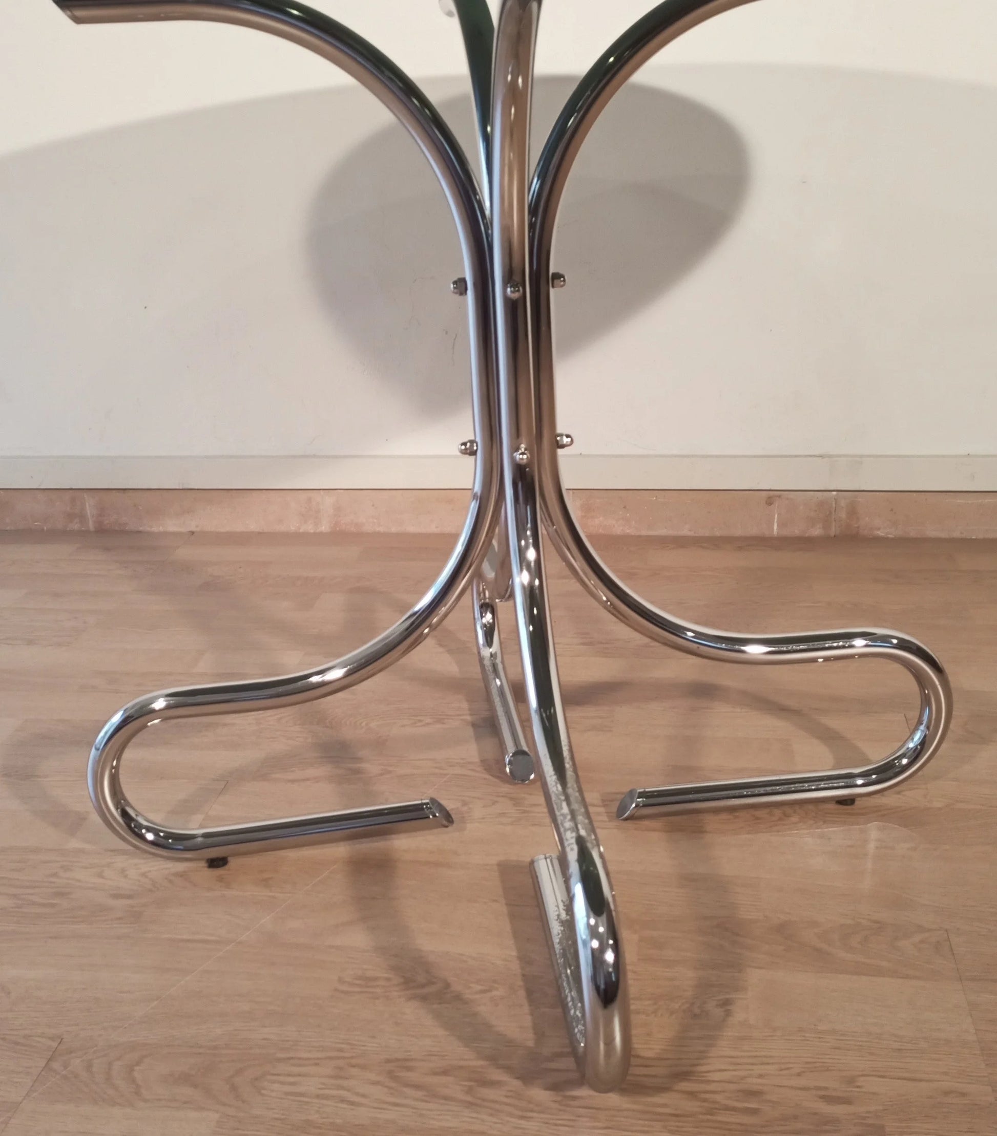 Base tavolino da caffè con gambe tubolari curve in acciaio cromato italia per ripiano in vetro fumé