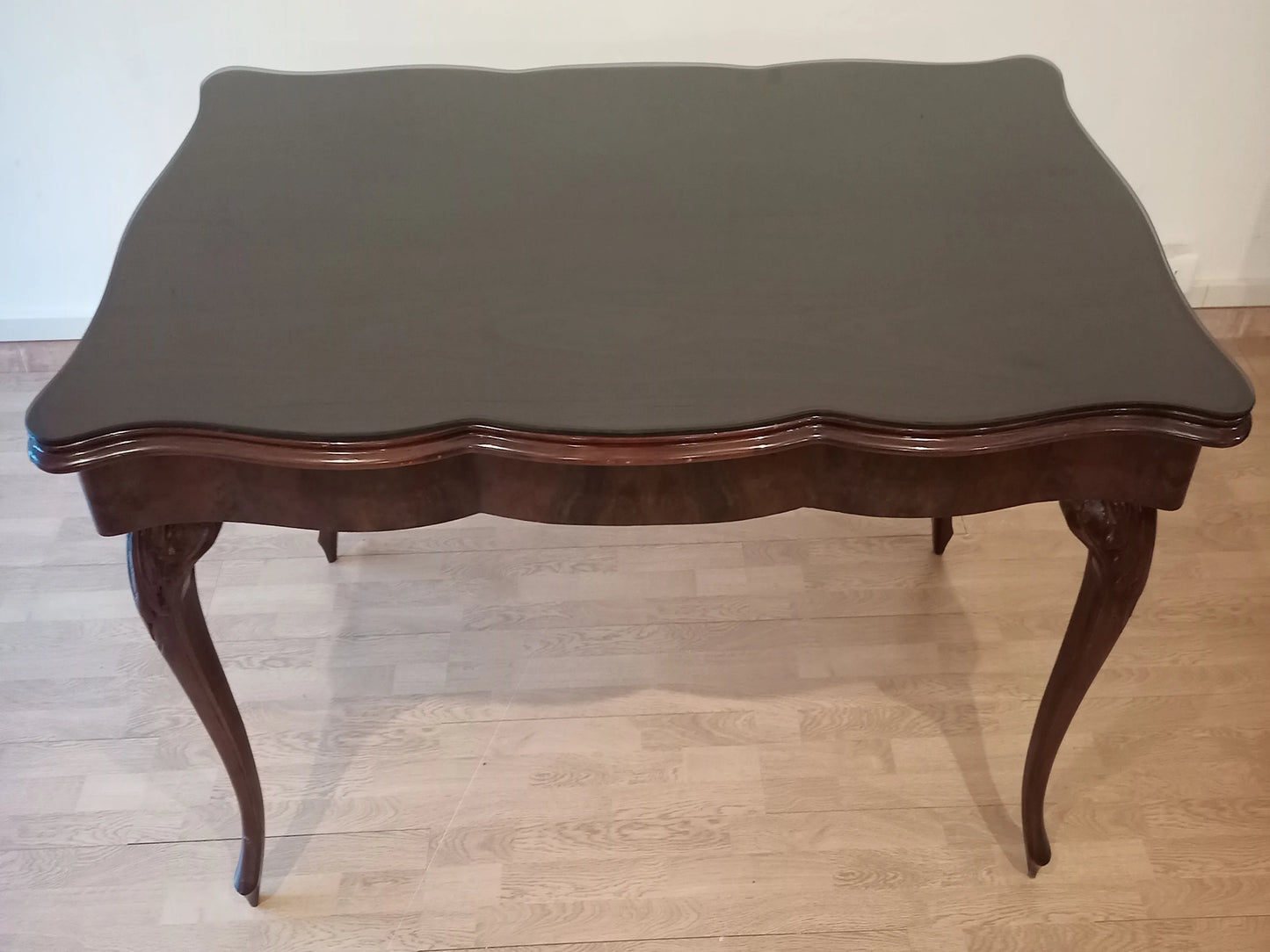 Elegante tavolo chippendale vintage in vetro fumè splendido con piano in legno noce e gambe cabriole