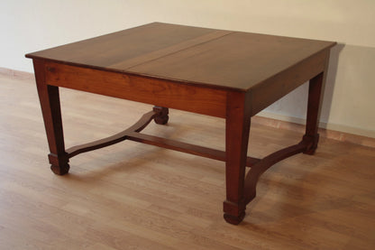 Tavolo decò vintage in ciliegio massello con barra curvata tra le gambe antico ed elegante allungabile restaurato